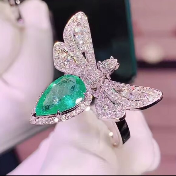 Elegant Silver and Green Dragonfly Ring with illuminating tail in the dark - Picture 2 of 6